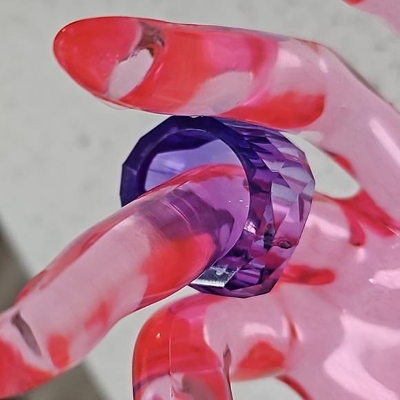 ✨️Fun Fashion Purple Plastic Avon Faceted Ring Size 8/9 - Picture 9 of 10
